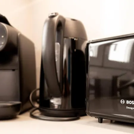 022 Stylish & Modern Apt, Near