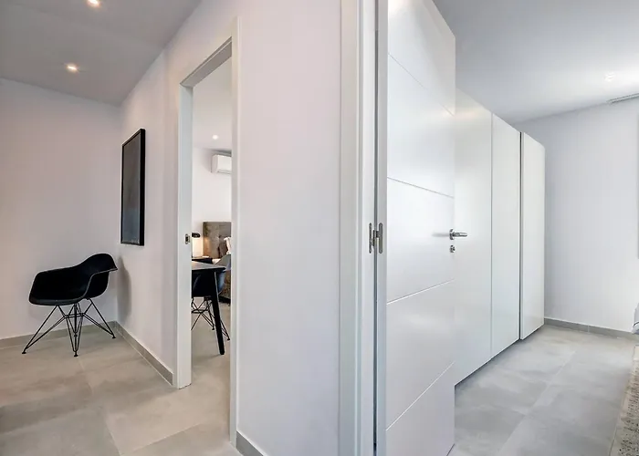 022 Stylish & Modern Apt, Near *