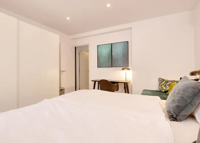 022 Stylish & Modern Apt, Near *