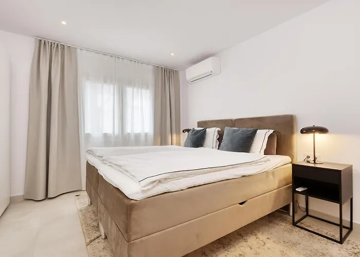 022 Stylish & Modern Apt, Near Апартаменти