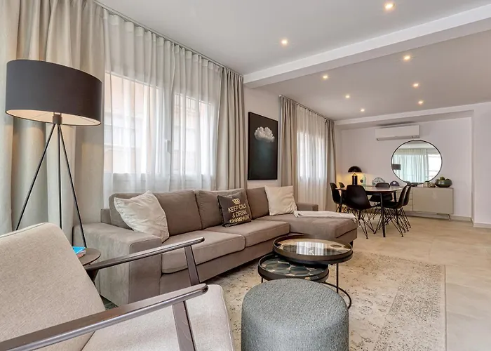 Апартаменти 022 Stylish & Modern Apt, Near