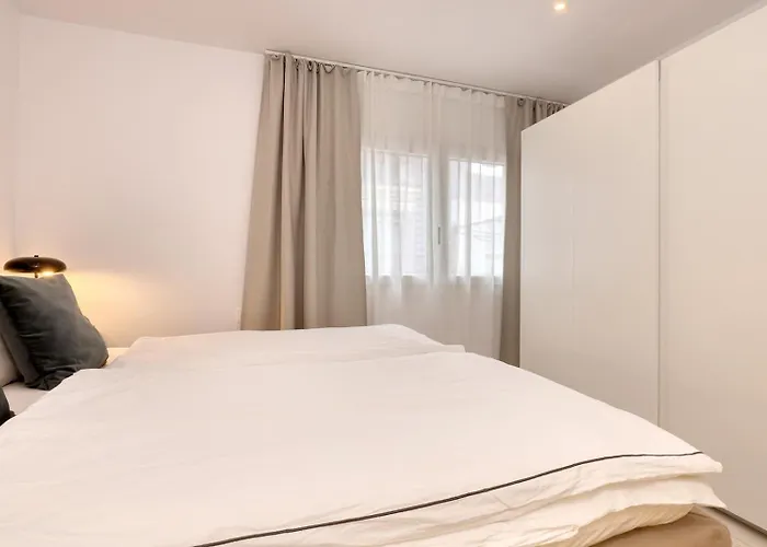 022 Stylish & Modern Apt, Near