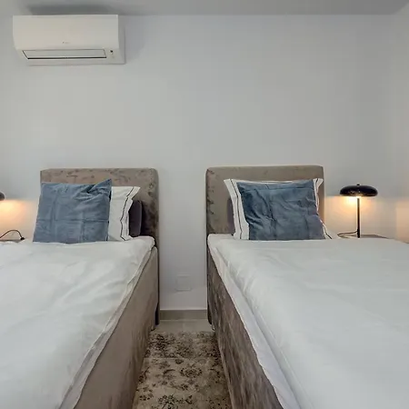 022 Stylish & Modern Apt, Near