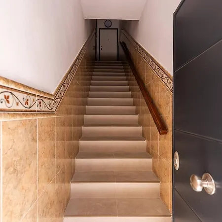 022 Stylish & Modern Apt, Near פואנגירולה