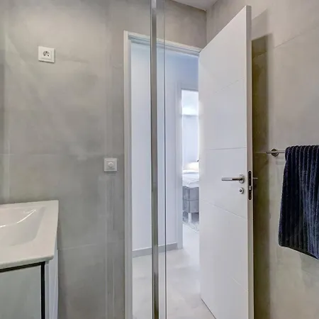 022 Stylish & Modern Apt, Near פואנגירולה