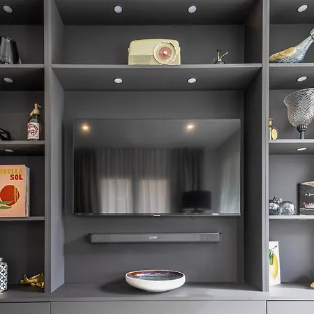 דירה 022 Stylish & Modern Apt, Near פואנגירולה