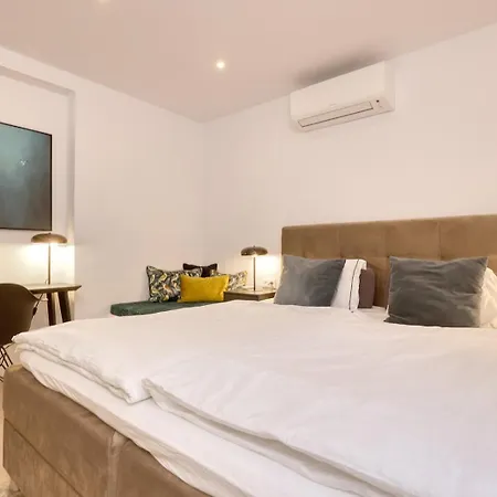 דירה 022 Stylish & Modern Apt, Near פואנגירולה