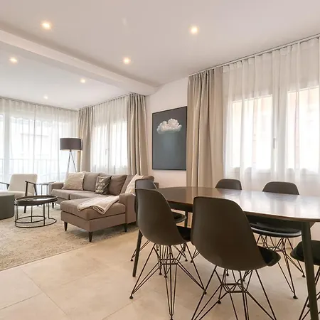 022 Stylish & Modern Apt, Near פואנגירולה
