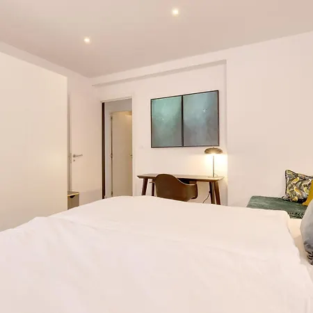 022 Stylish & Modern Apt, Near *