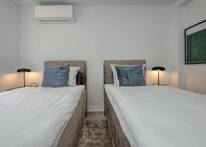 022 Stylish & Modern Apt, Near