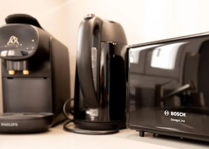 022 Stylish & Modern Apt, Near