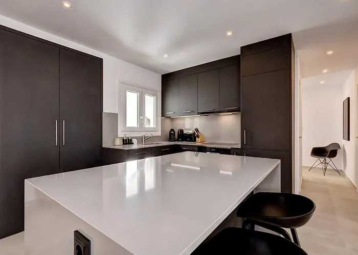 022 Stylish & Modern Apt, Near フエンヒロラ