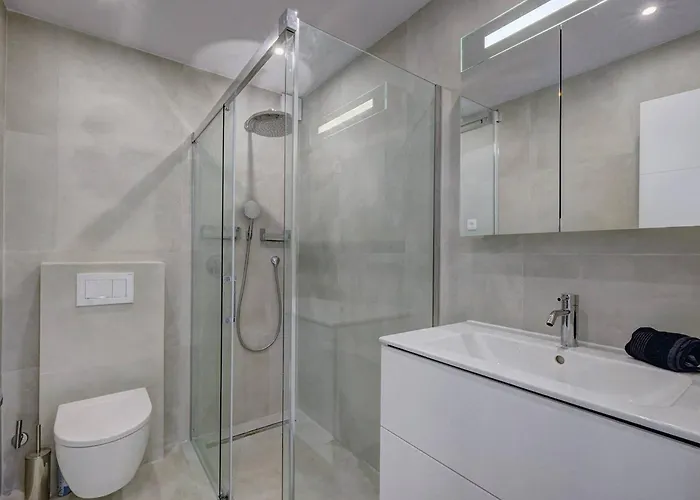 022 Stylish & Modern Apt, Near