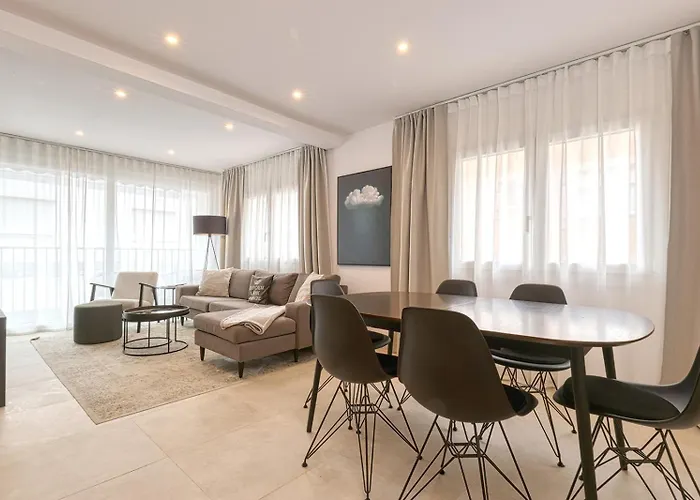 022 Stylish & Modern Apt, Near フエンヒロラ