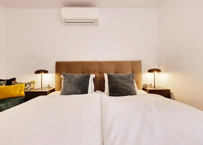 022 Stylish & Modern Apt, Near *