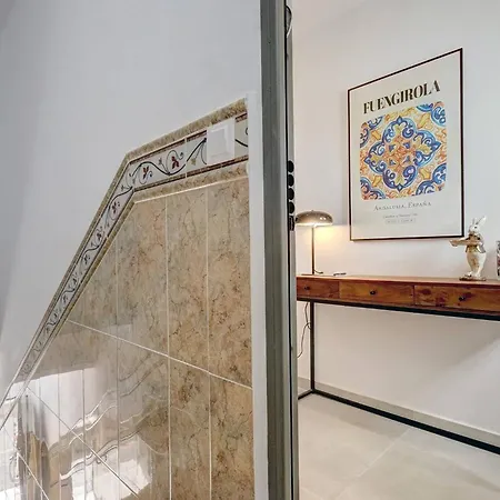 022 Stylish & Modern Apt, Near