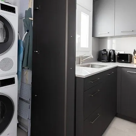 Апартаменти 022 Stylish & Modern Apt, Near *