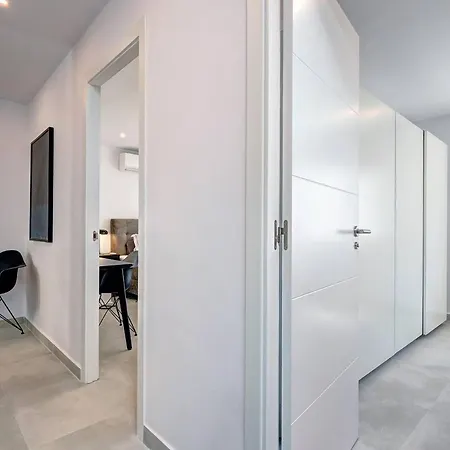 022 Stylish & Modern Apt, Near *