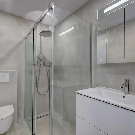 022 Stylish & Modern Apt, Near