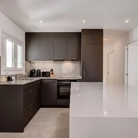 Апартаменти 022 Stylish & Modern Apt, Near