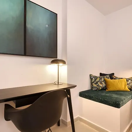 022 Stylish & Modern Apt, Near