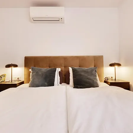 022 Stylish & Modern Apt, Near *