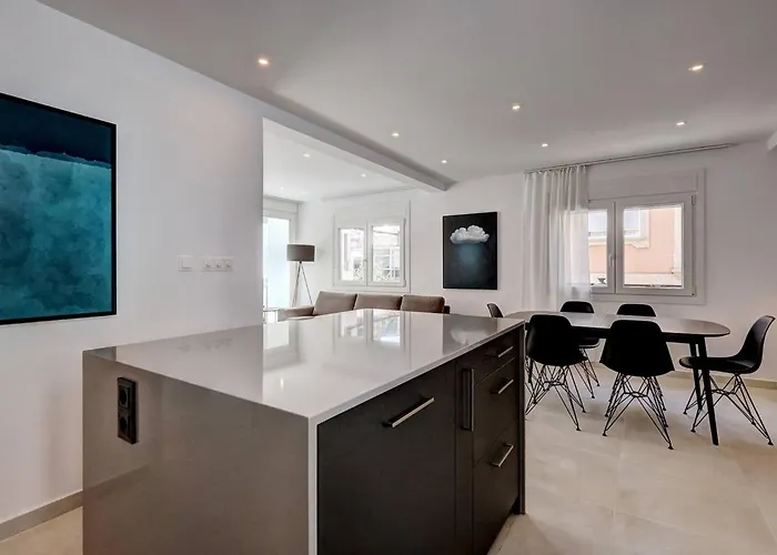 022 Stylish & Modern Apt, Near Lägenhet