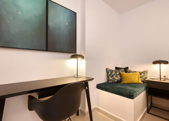 022 Stylish & Modern Apt, Near