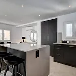 022 Stylish & Modern Apt, Near アパート