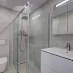 022 Stylish & Modern Apt, Near