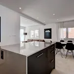 022 Stylish & Modern Apt, Near アパート
