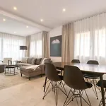 022 Stylish & Modern Apt, Near フエンヒロラ