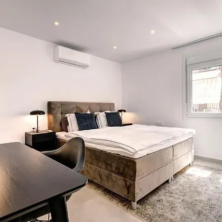 Apartment 022 Stylish & Modern Apt, Near