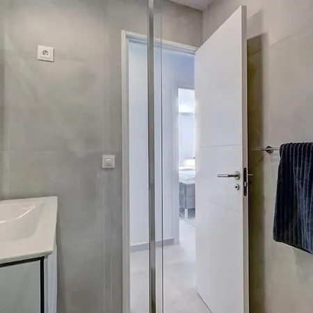 022 Stylish & Modern Apt, Near Apartment *