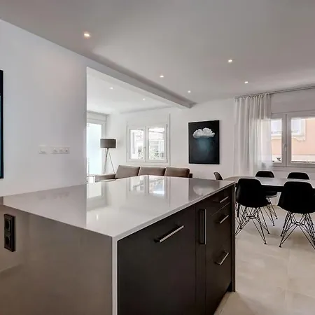 022 Stylish & Modern Apt, Near