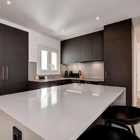 022 Stylish & Modern Apt, Near *