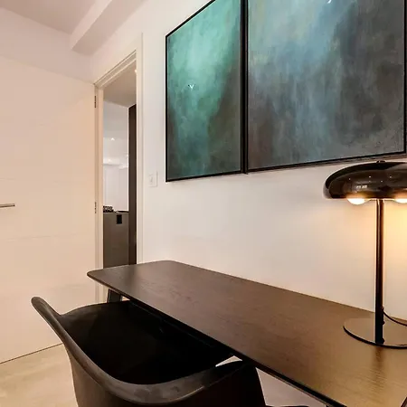 Apartment 022 Stylish & Modern Apt, Near